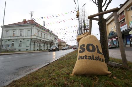 PUSTNA OKRASITEV CERKNICE 05 FOTO LJUBO VUKELIČ